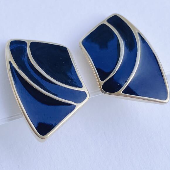 VTG Signed Trifari Clip On Earrings Black Enamel Gold Tone 1980s Geometric Style - Picture 2 of 10